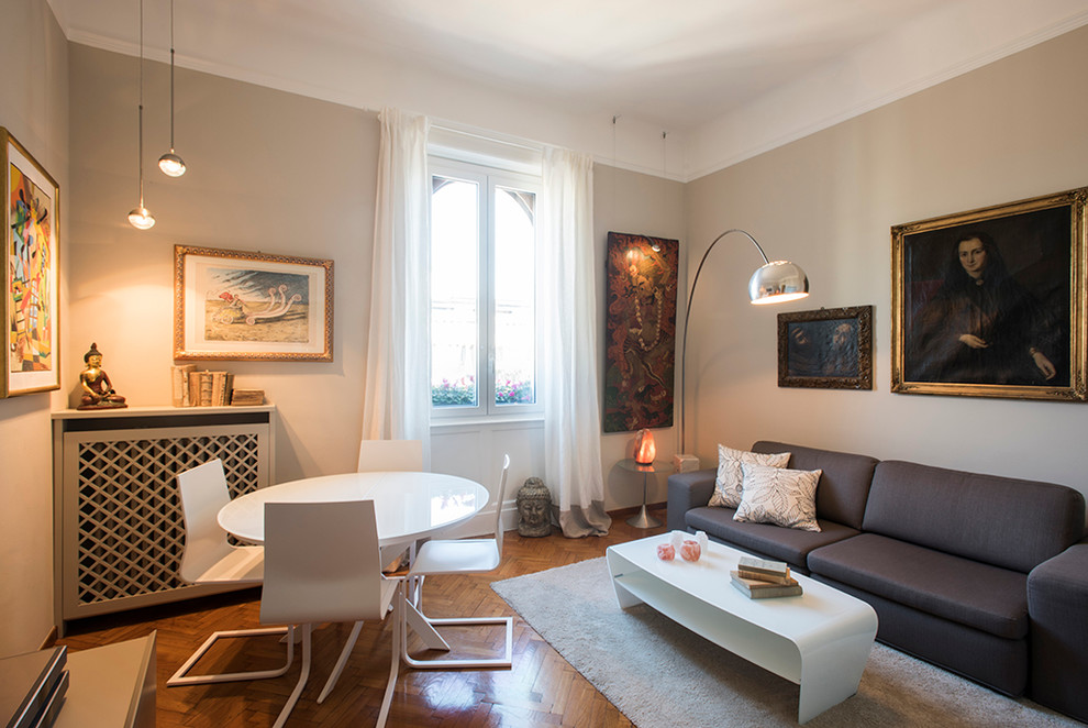 Immagine di un soggiorno bohémian di medie dimensioni con pareti beige e pavimento in legno massello medio