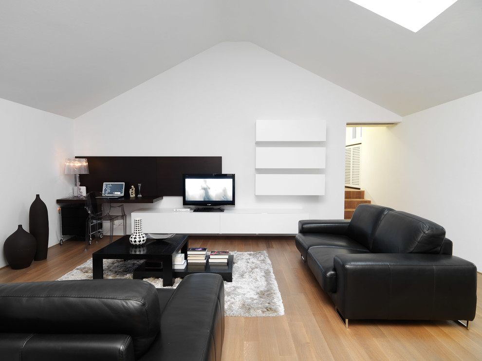 Cette image montre un salon minimaliste de taille moyenne avec un mur blanc et parquet clair.