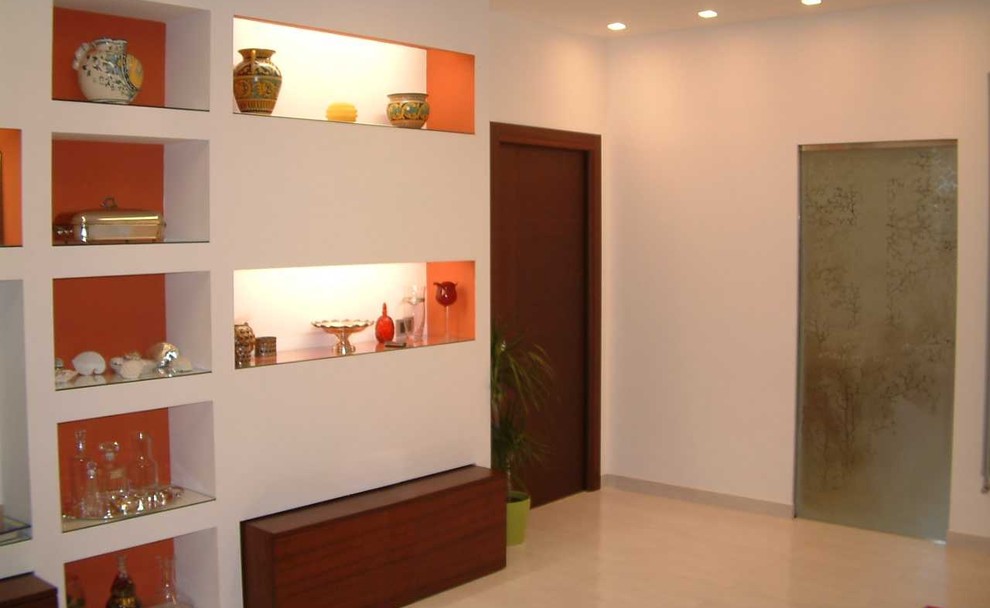Exemple d'une grande salle de séjour moderne ouverte avec un mur blanc et un sol en carrelage de porcelaine.