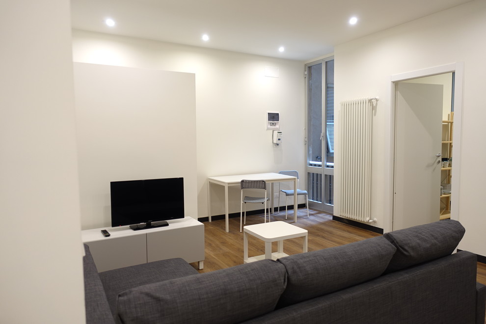 Идея дизайна: открытая гостиная комната среднего размера в современном стиле с белыми стенами и полом из ламината