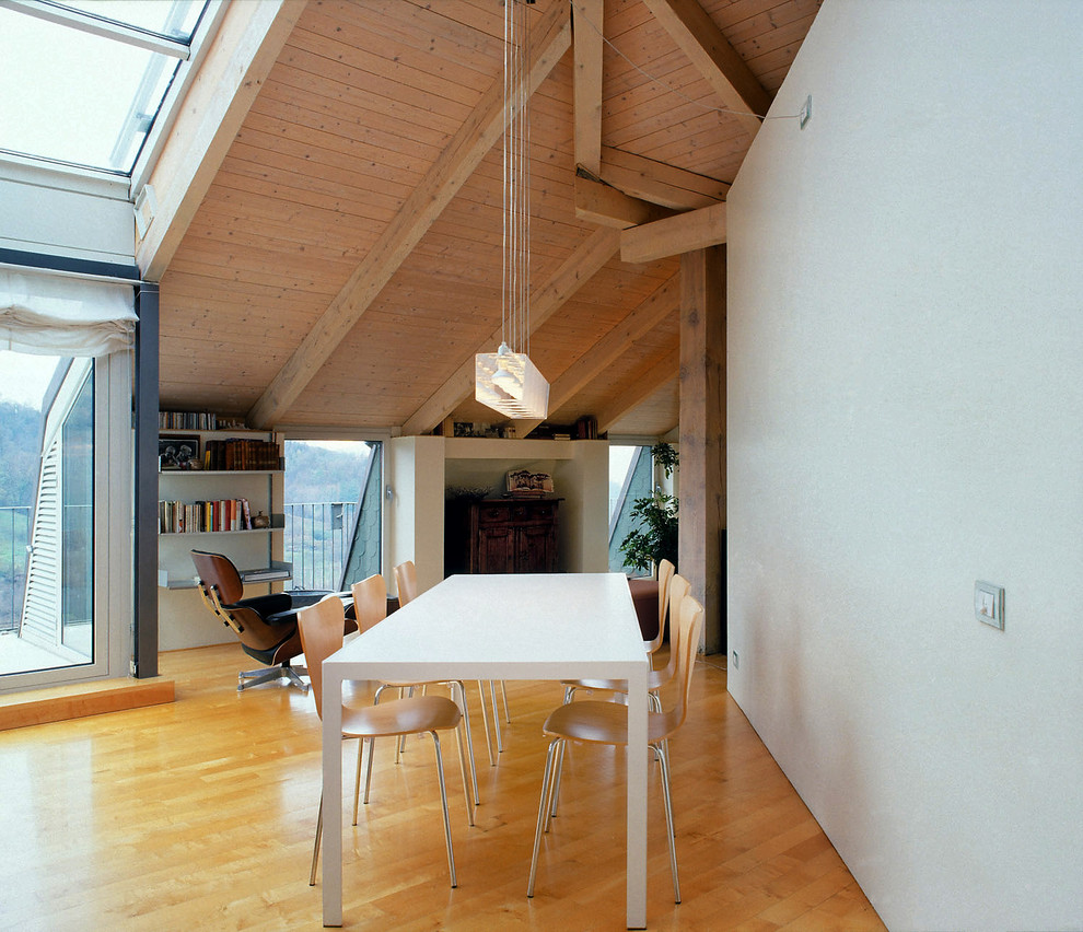 Стильный дизайн: огромная двухуровневая гостиная комната в современном стиле с светлым паркетным полом и белыми стенами - последний тренд