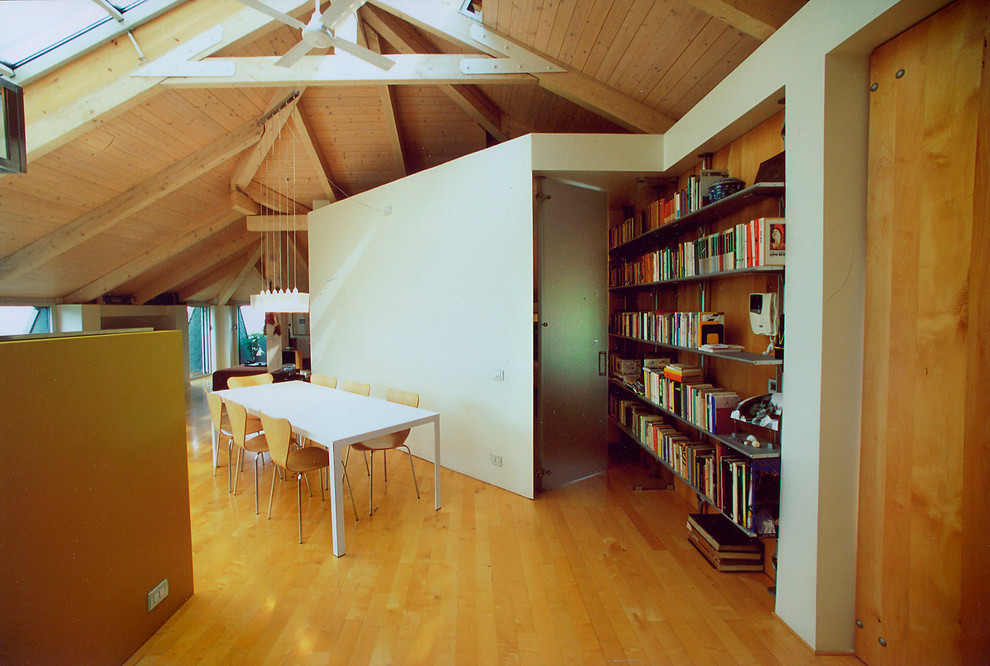 Exempel på ett mycket stort modernt loftrum, med en hemmabar, ljust trägolv och vita väggar