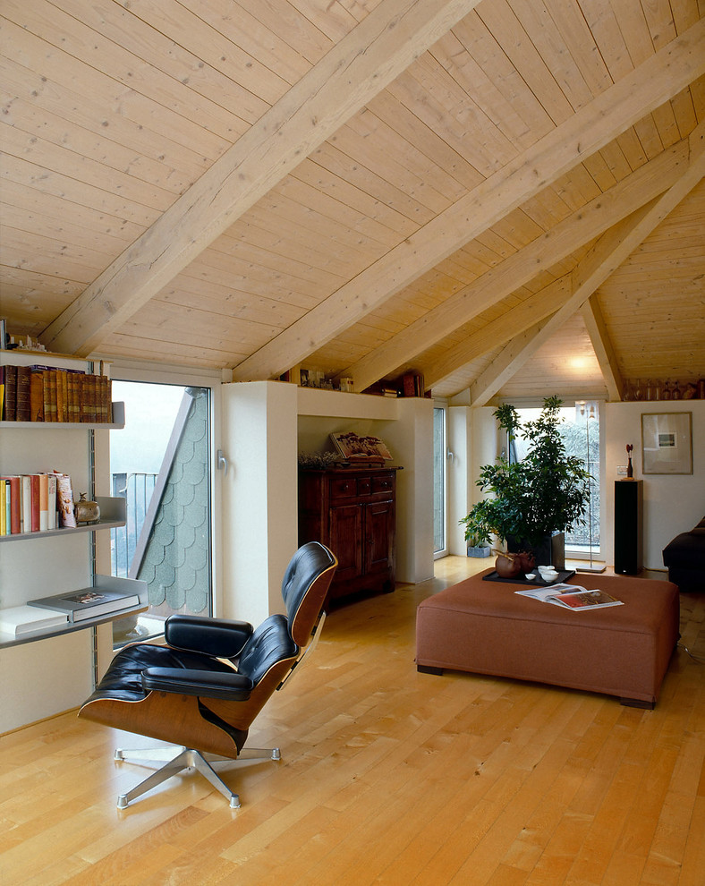 Esempio di un grande soggiorno design stile loft con pareti bianche e parquet chiaro