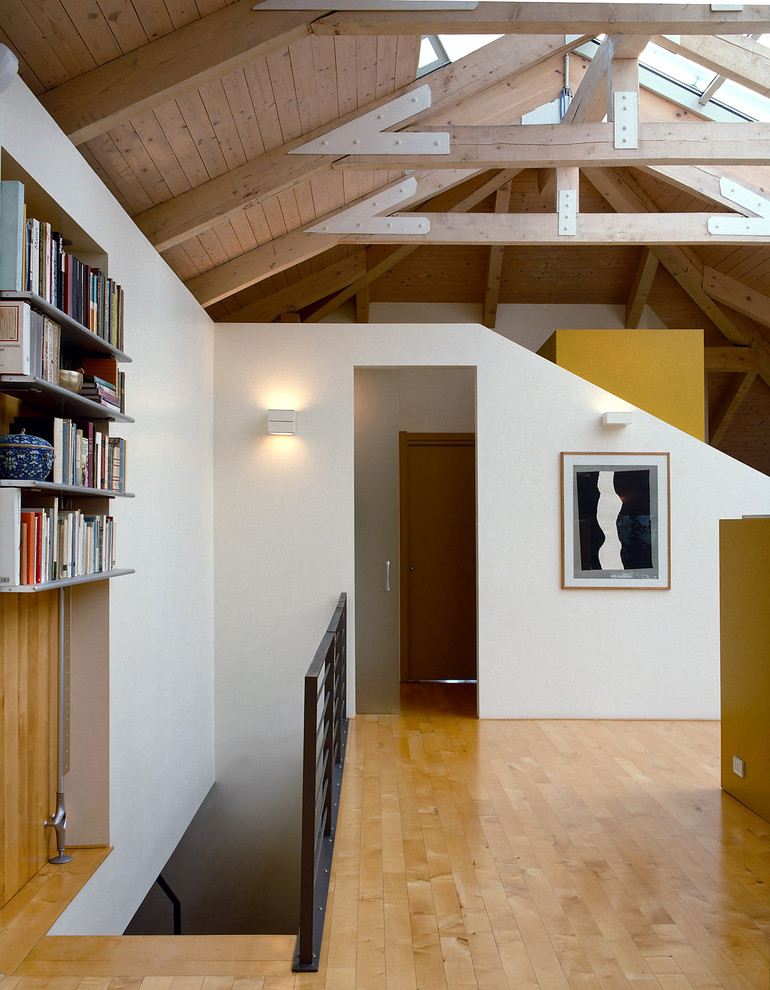Immagine di un ampio soggiorno minimal stile loft con parquet chiaro e pareti bianche