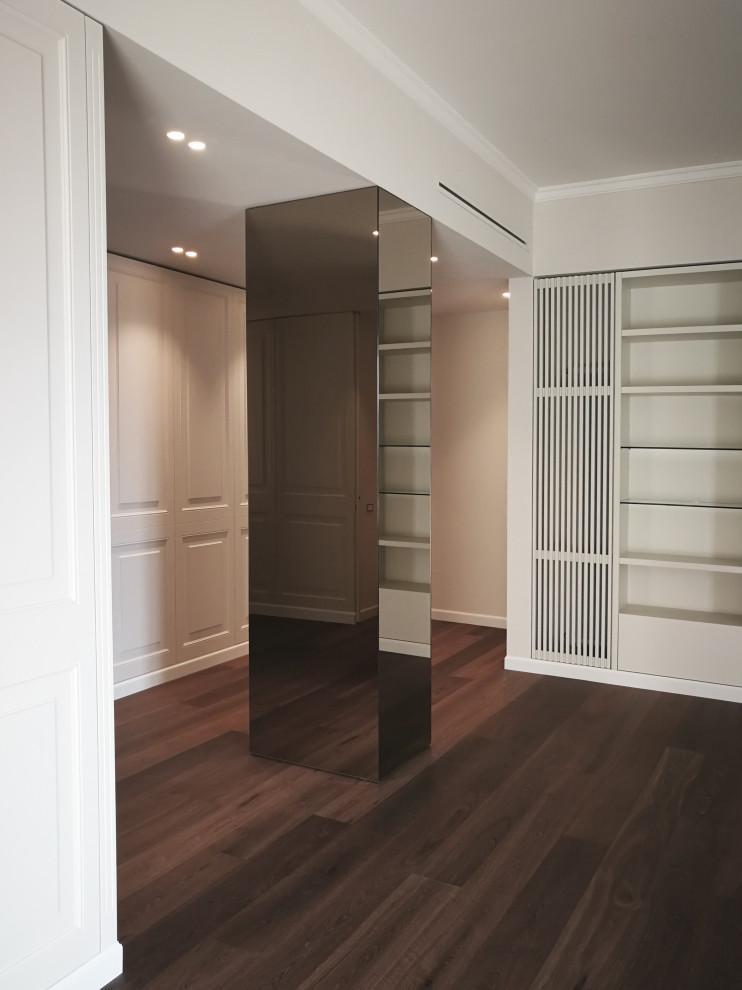 Стильный дизайн: парадная, открытая гостиная комната среднего размера в классическом стиле с темным паркетным полом и коричневым полом - последний тренд