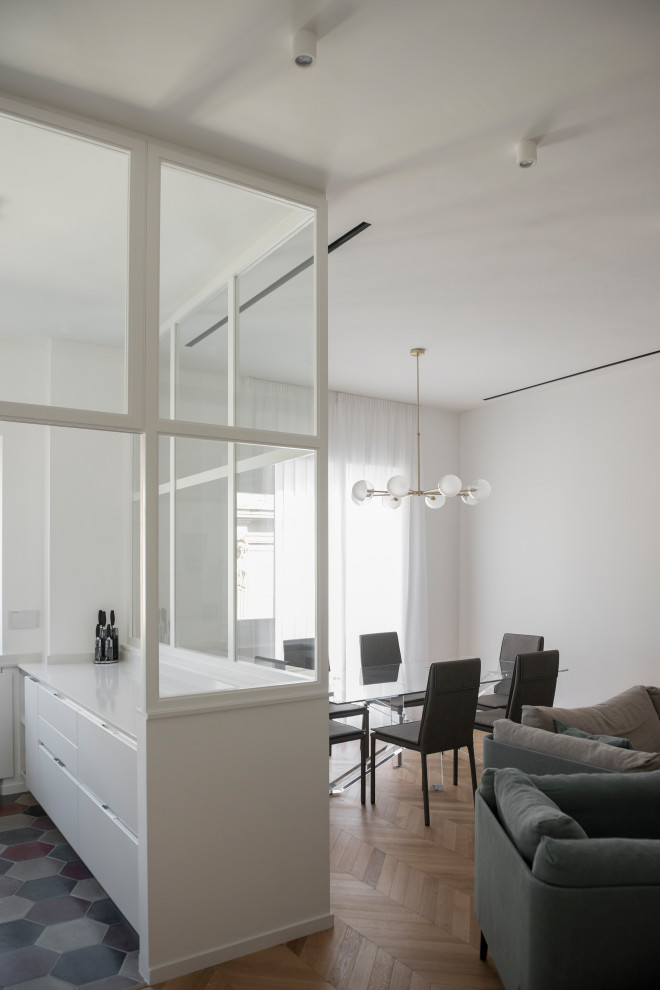 Idee per un soggiorno minimal di medie dimensioni e aperto con pareti bianche, pavimento in legno massello medio e pavimento marrone