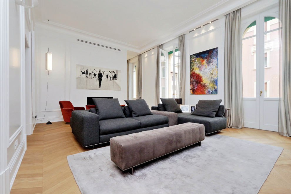 Стильный дизайн: гостиная комната в стиле модернизм с светлым паркетным полом, подвесным камином и панелями на стенах - последний тренд