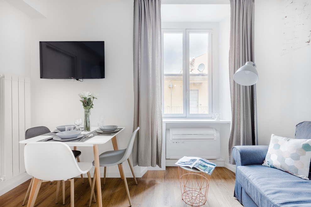 Kleines, Offenes Modernes Wohnzimmer mit weißer Wandfarbe, Laminat und beigem Boden in Mailand