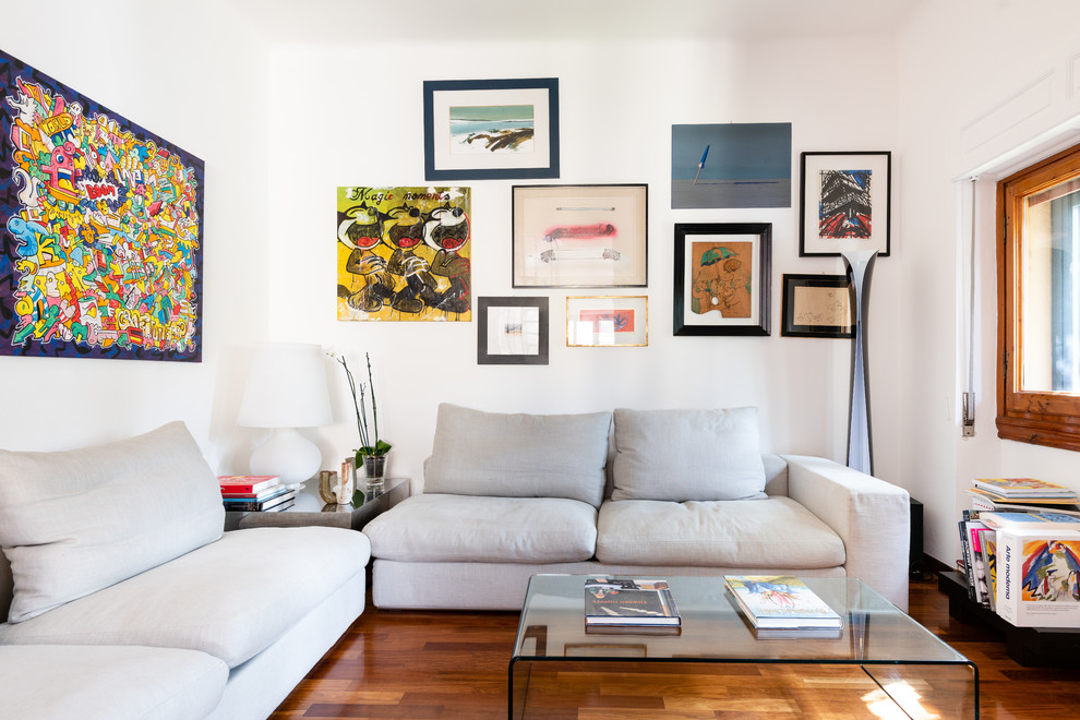 Immagine di un soggiorno moderno di medie dimensioni e aperto con pareti bianche, parquet scuro, TV autoportante e pavimento marrone