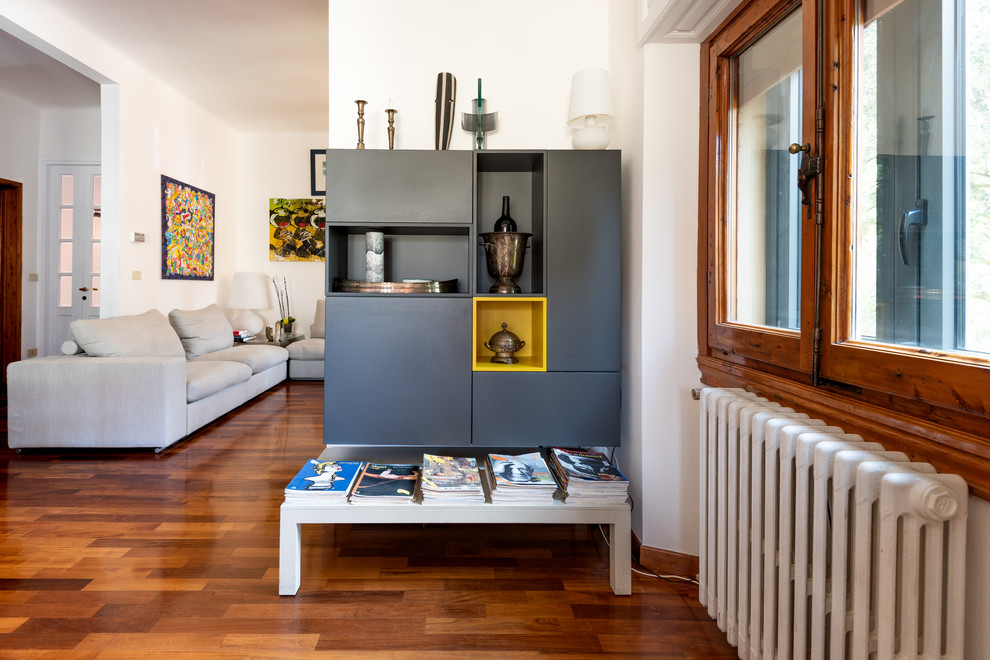 Esempio di un soggiorno minimalista di medie dimensioni e aperto con pareti bianche, parquet scuro, TV autoportante e pavimento marrone