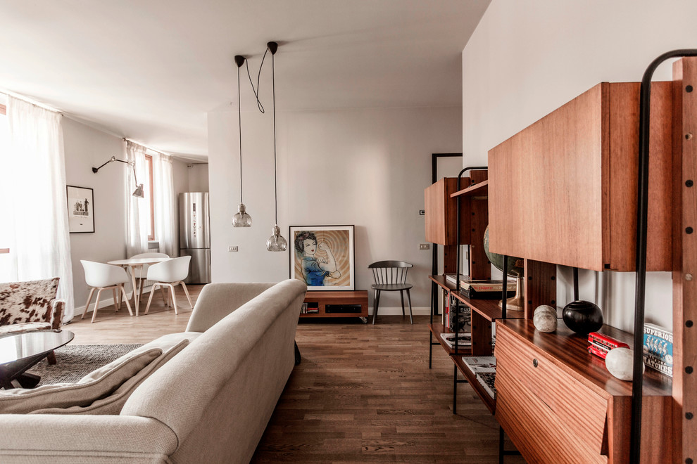 Großes, Offenes Modernes Wohnzimmer mit weißer Wandfarbe und dunklem Holzboden in Mailand