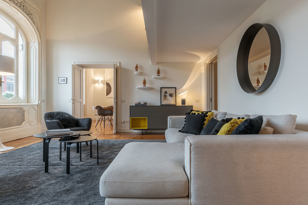 Стильный дизайн: парадная гостиная комната в современном стиле с бежевыми стенами, темным паркетным полом и коричневым полом без камина, телевизора - последний тренд