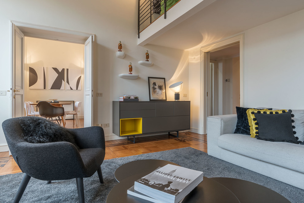 Repräsentatives, Fernseherloses Modernes Wohnzimmer ohne Kamin mit beiger Wandfarbe, dunklem Holzboden und braunem Boden in Rom