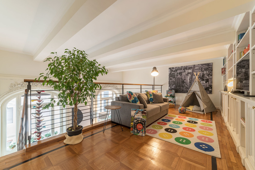 Ejemplo de sala de estar tipo loft clásica renovada con paredes blancas, suelo de madera en tonos medios y suelo marrón