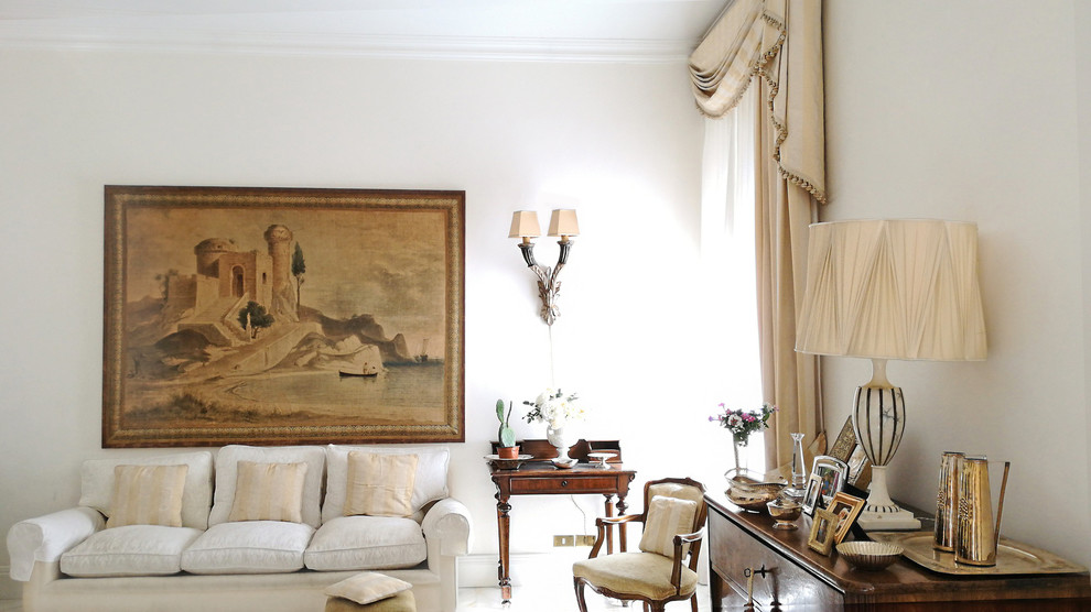 Inredning av ett klassiskt mycket stort vardagsrum, med ett finrum, vita väggar, marmorgolv och vitt golv