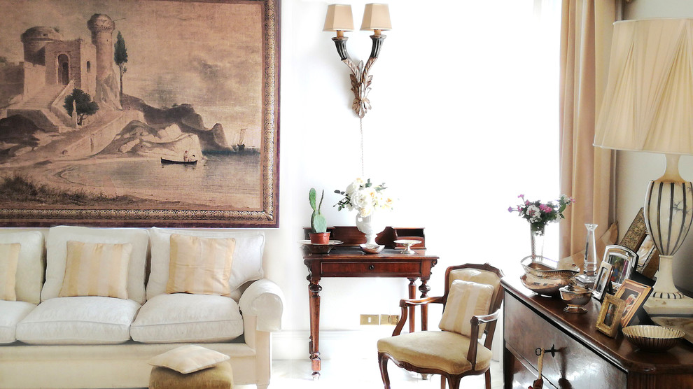 Ispirazione per un grande soggiorno tradizionale chiuso con sala formale, pareti bianche, pavimento in marmo e pavimento bianco