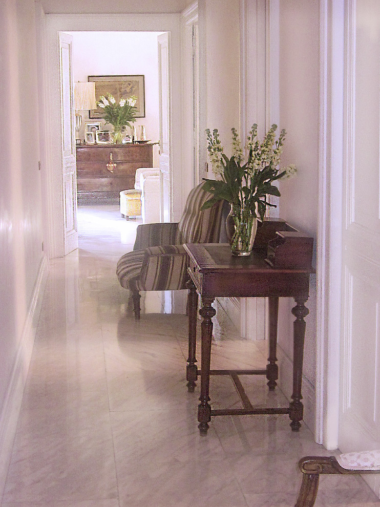 Пример оригинального дизайна: большая парадная, изолированная гостиная комната в классическом стиле с белыми стенами, мраморным полом и белым полом