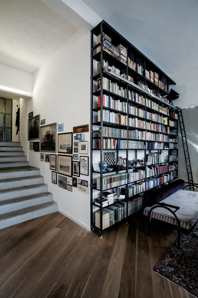 Ispirazione per un soggiorno contemporaneo aperto con libreria, pareti bianche e pavimento in legno massello medio