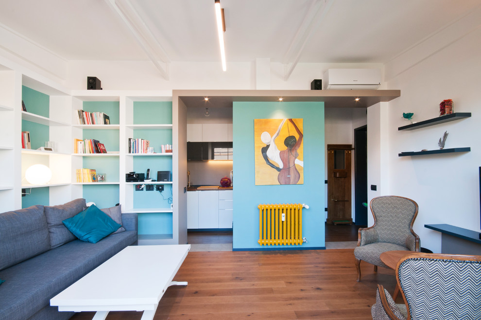 На фото: маленькая гостиная комната в современном стиле с синими стенами, паркетным полом среднего тона и коричневым полом для на участке и в саду с