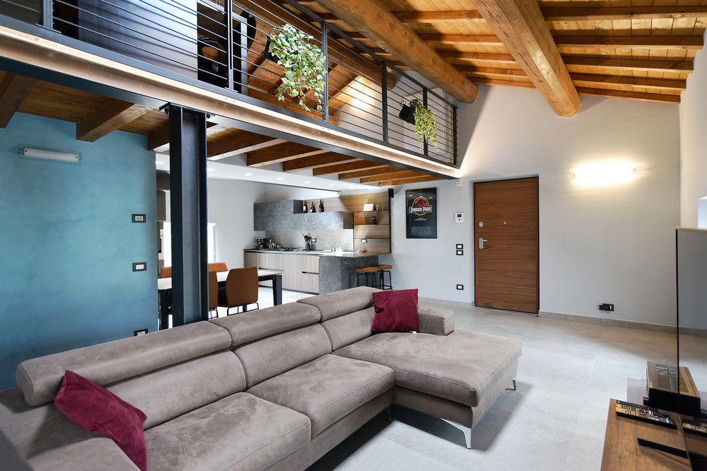 Foto di un grande soggiorno minimal aperto con pareti multicolore, parete attrezzata e pavimento grigio
