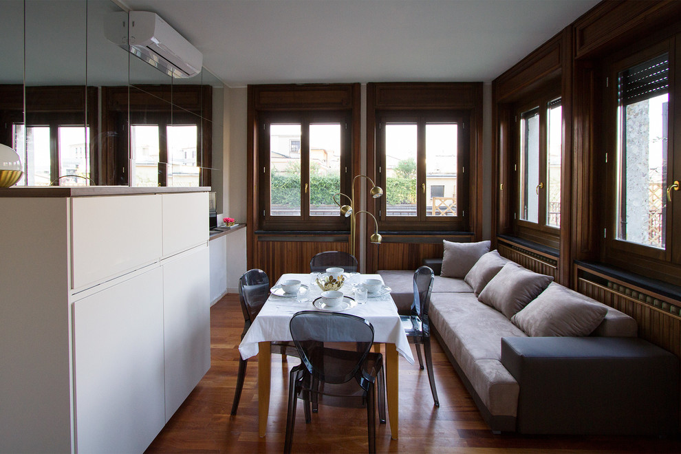 Immagine di un soggiorno tradizionale di medie dimensioni con pareti beige, parquet scuro, TV a parete e pavimento marrone
