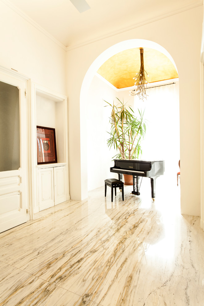 Exemple d'un salon tendance de taille moyenne avec une salle de musique, un mur blanc, un sol en marbre et un sol multicolore.