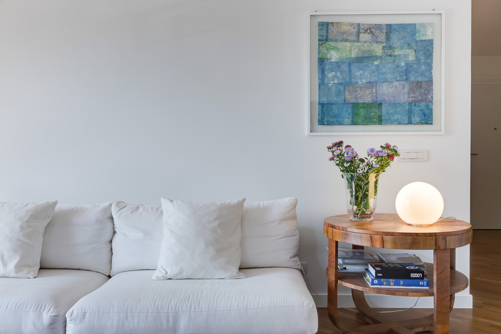Foto de salón minimalista con paredes blancas y suelo de madera clara