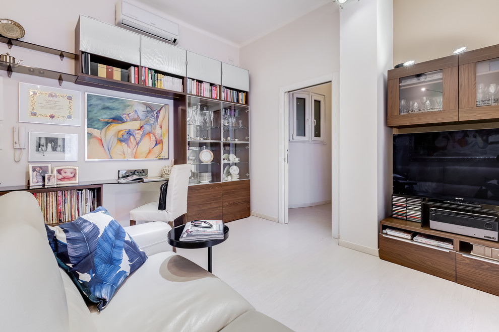 На фото: маленькая открытая гостиная комната в стиле модернизм с бежевыми стенами, полом из ламината, отдельно стоящим телевизором и бежевым полом для на участке и в саду с