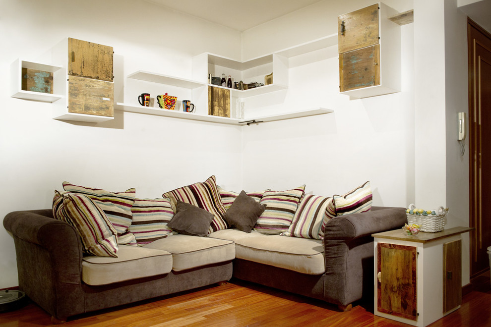 Immagine di un soggiorno eclettico con pareti bianche e parquet scuro