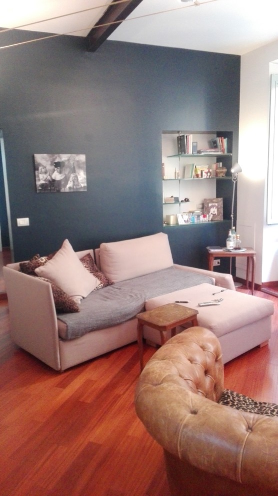 Foto di un soggiorno minimal di medie dimensioni e chiuso con sala formale, pareti blu, parquet chiaro, nessun camino e pavimento rosso