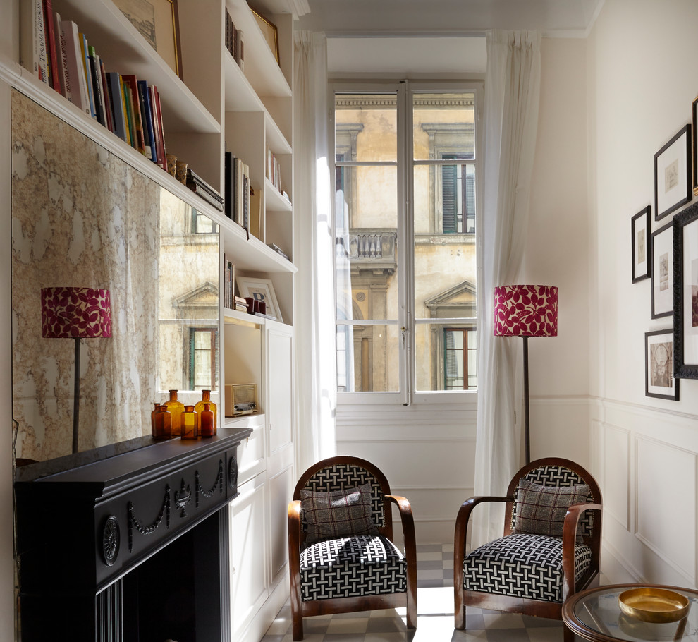 Modelo de sala de estar con biblioteca abierta clásica pequeña con paredes blancas, suelo de mármol, todas las chimeneas, marco de chimenea de madera y suelo blanco