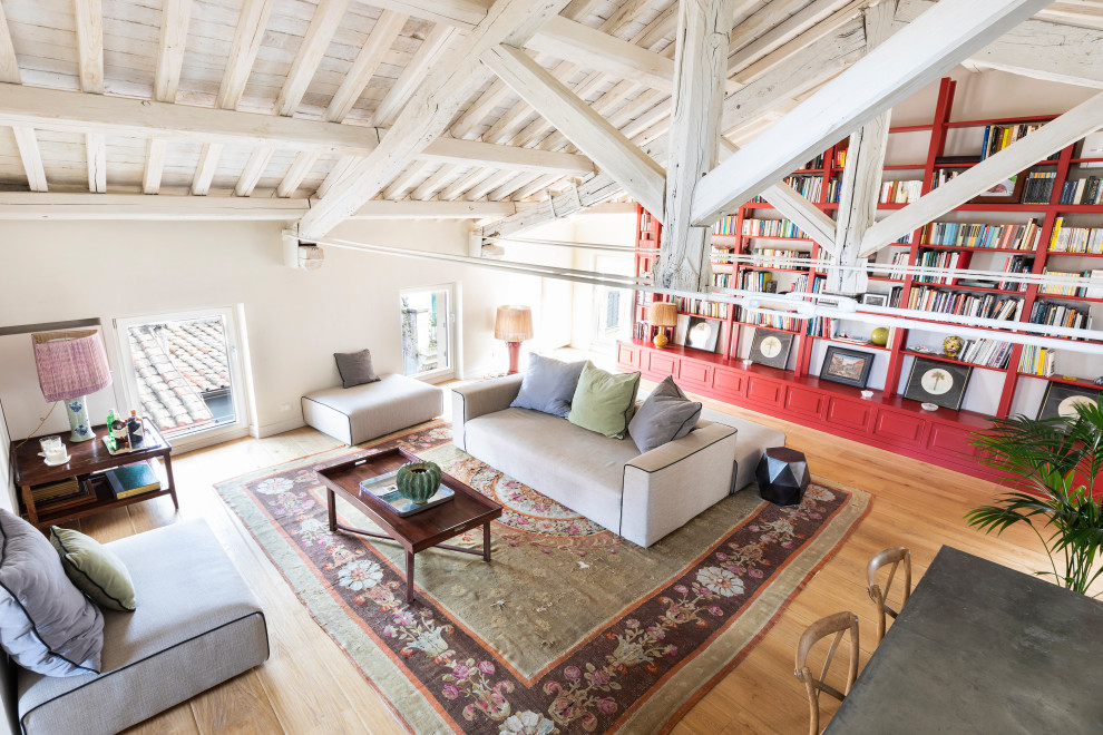 Foto di un ampio soggiorno mediterraneo stile loft con libreria