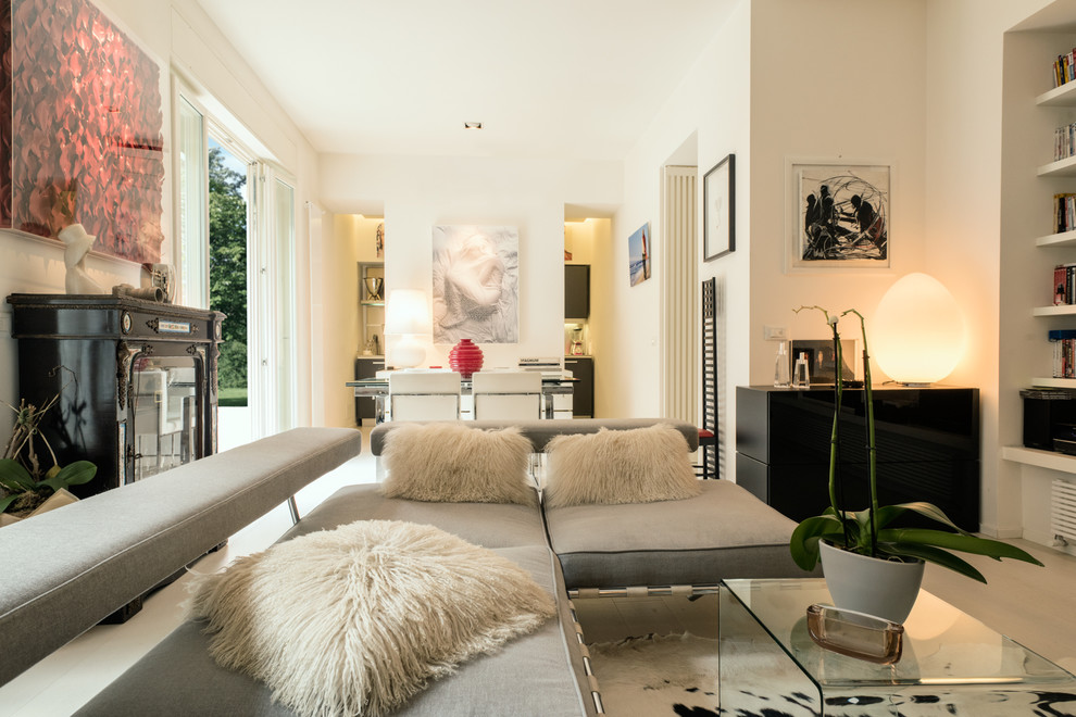 Esempio di un piccolo soggiorno contemporaneo con sala formale, pareti bianche, pavimento bianco e pavimento in legno verniciato