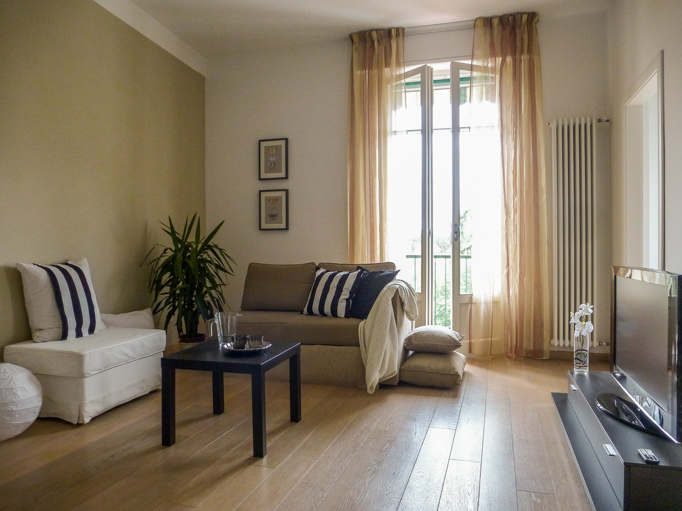 Ispirazione per un piccolo soggiorno contemporaneo chiuso con pareti beige, parquet chiaro e TV autoportante