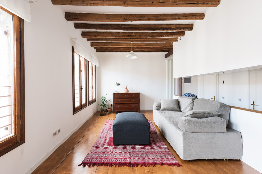 Foto di un soggiorno mediterraneo chiuso con sala formale, pareti bianche, pavimento in legno massello medio e pavimento marrone