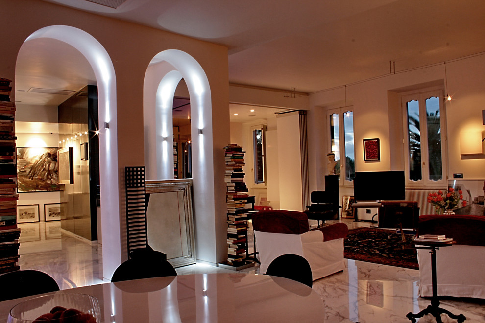 Bild på ett stort eklektiskt allrum med öppen planlösning, med ett bibliotek, vita väggar, marmorgolv, en bred öppen spis, en spiselkrans i trä, en fristående TV och vitt golv