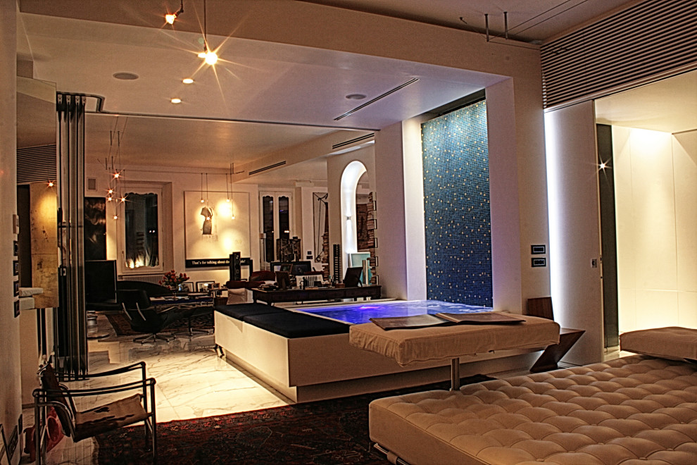 Пример оригинального дизайна: большая открытая гостиная комната в стиле фьюжн с с книжными шкафами и полками, белыми стенами, мраморным полом, горизонтальным камином, фасадом камина из дерева, отдельно стоящим телевизором и белым полом