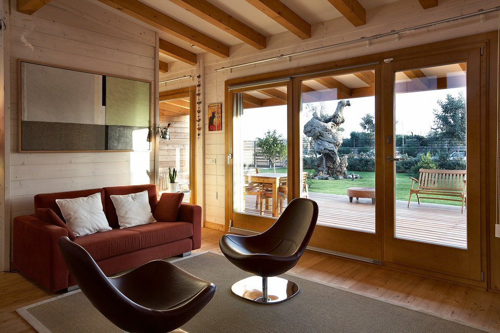 Cette photo montre une salle de séjour nature avec un mur beige et un sol en bois brun.