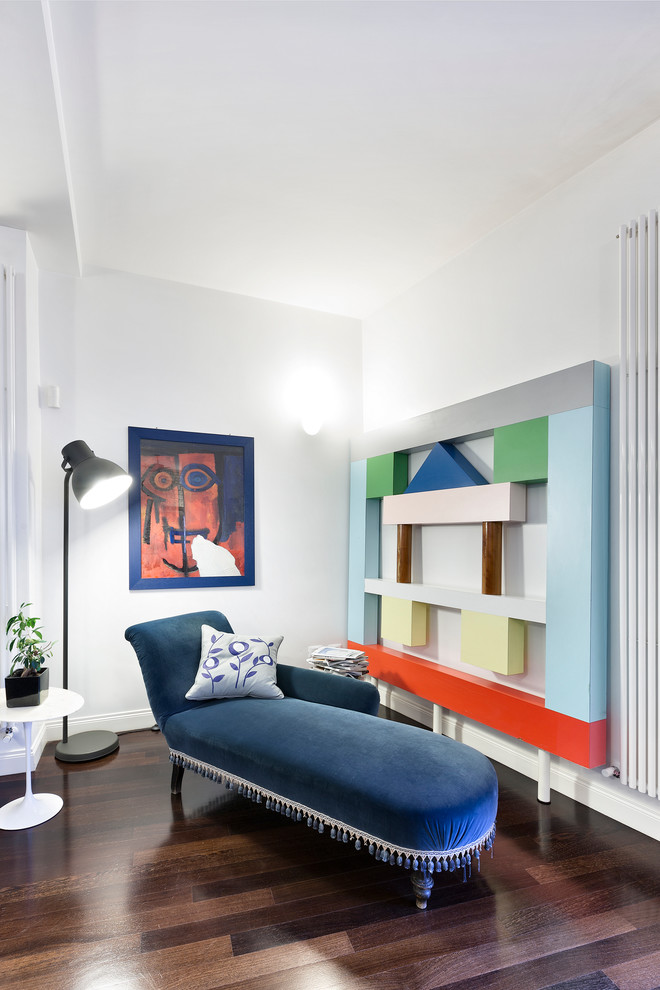 Eklektisches Wohnzimmer mit weißer Wandfarbe und dunklem Holzboden in Bari