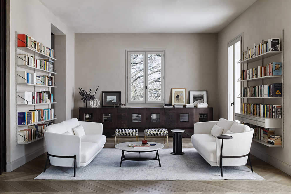 Esempio di un soggiorno moderno con nessuna TV, pareti beige, parquet chiaro e pavimento marrone
