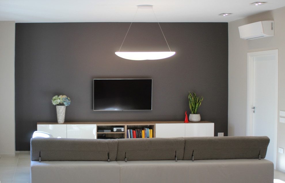 Свежая идея для дизайна: гостиная комната в современном стиле с серыми стенами, полом из керамогранита, телевизором на стене и белым полом - отличное фото интерьера