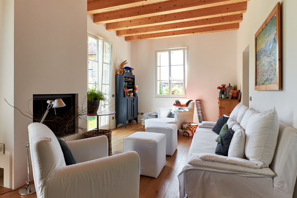 Aménagement d'une salle de séjour classique de taille moyenne et ouverte avec un mur blanc, un sol en bois brun, aucun téléviseur, un sol marron, une cheminée ribbon et un manteau de cheminée en plâtre.