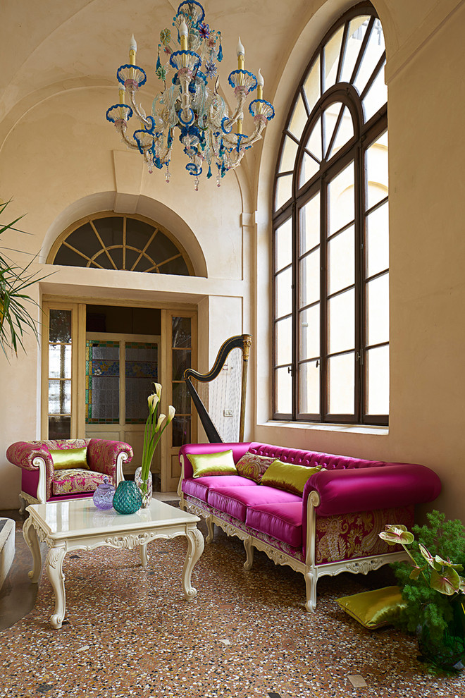 Mittelgroßes Stilmix Wohnzimmer mit beiger Wandfarbe in Venedig