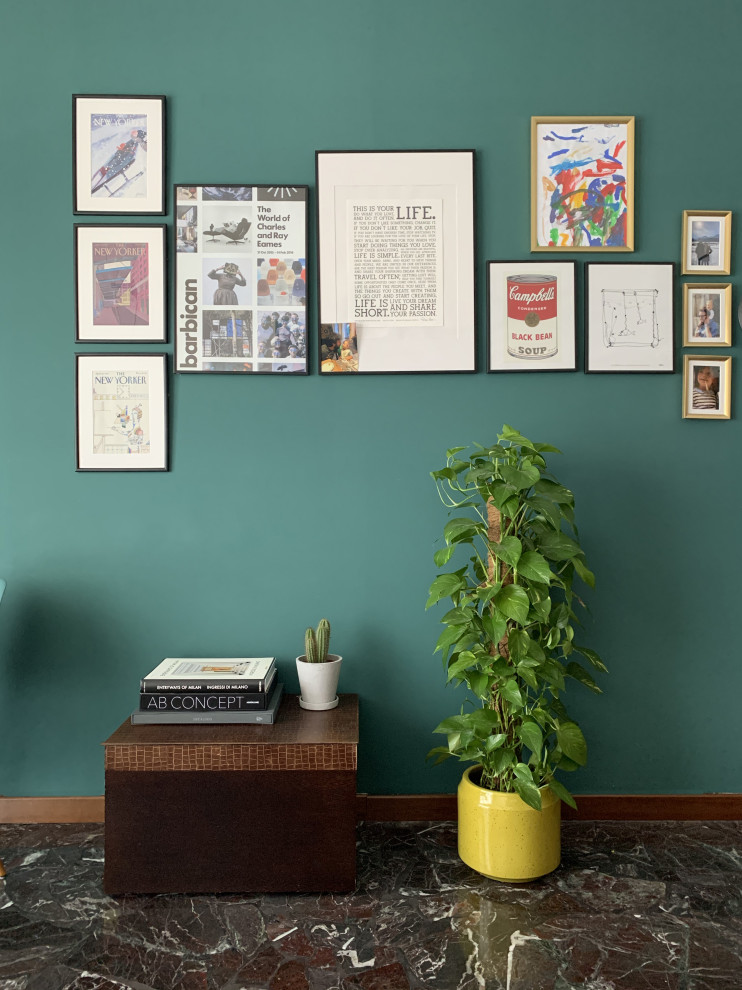 Imagen de sala de estar contemporánea de tamaño medio con paredes verdes, suelo de mármol y suelo violeta