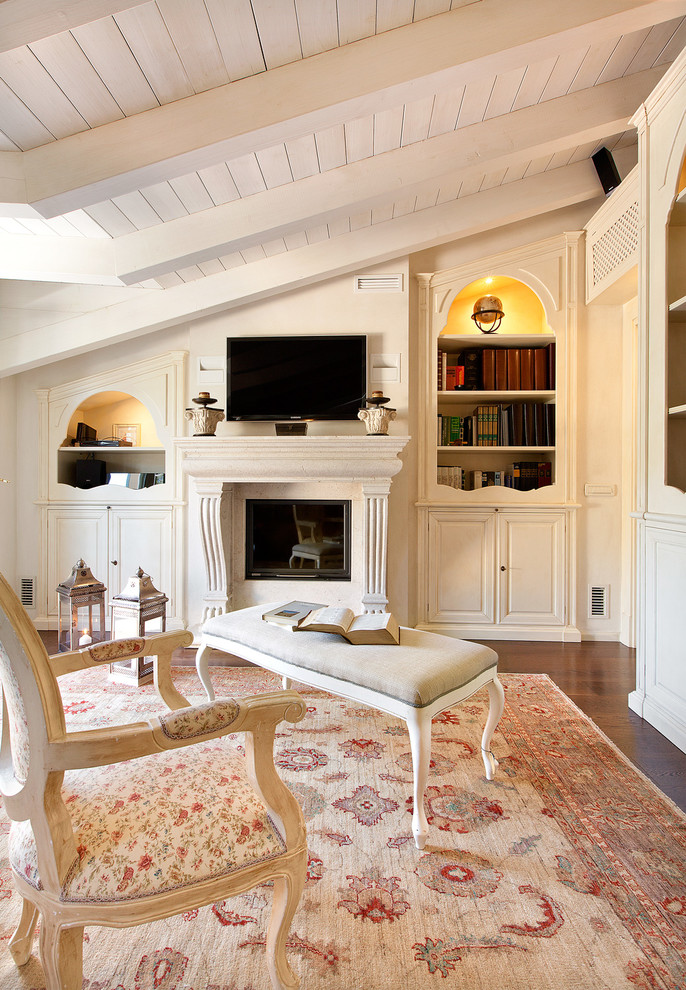 Idee per un soggiorno classico chiuso con pareti bianche, camino classico, TV a parete, parquet scuro e pavimento marrone