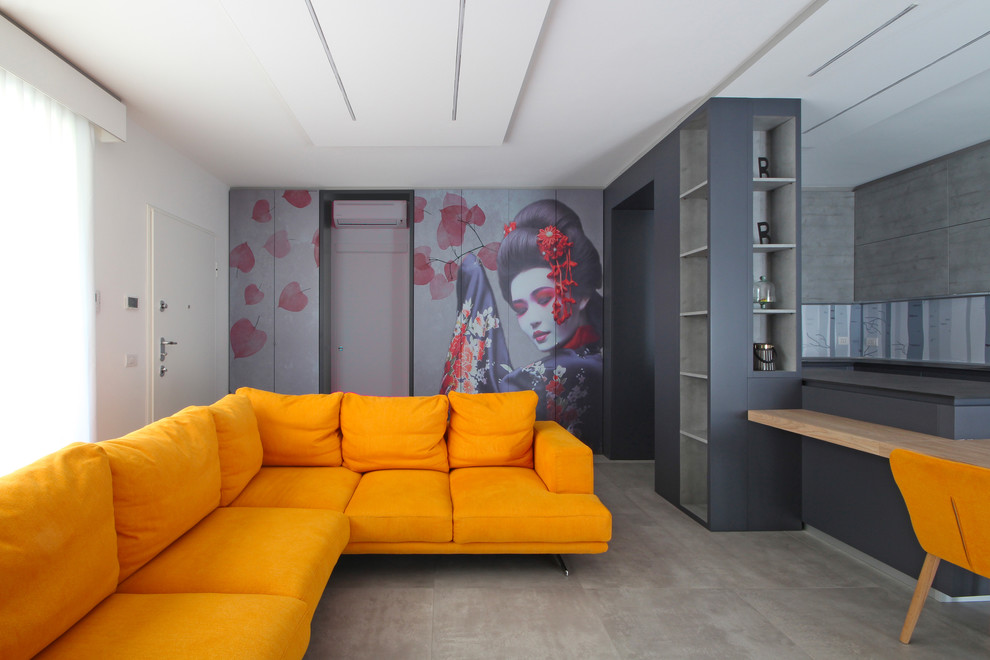 Immagine di un grande soggiorno minimalista aperto con sala formale, pareti grigie, pavimento con piastrelle in ceramica, nessun camino, TV a parete e pavimento grigio