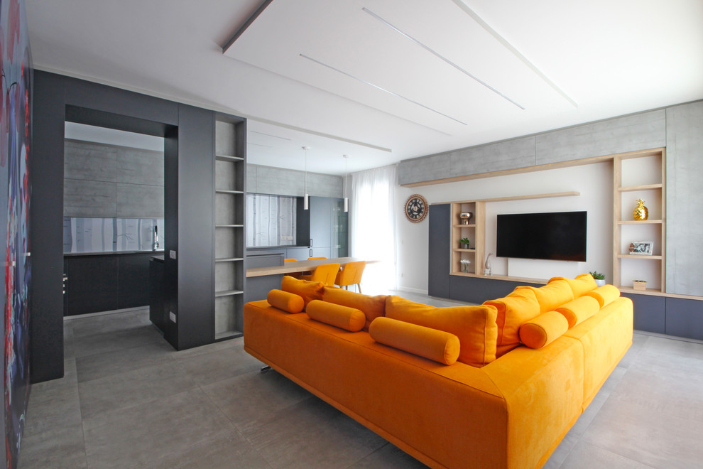 Foto di un grande soggiorno minimalista aperto con sala formale, pareti grigie, pavimento con piastrelle in ceramica, nessun camino, TV a parete e pavimento grigio