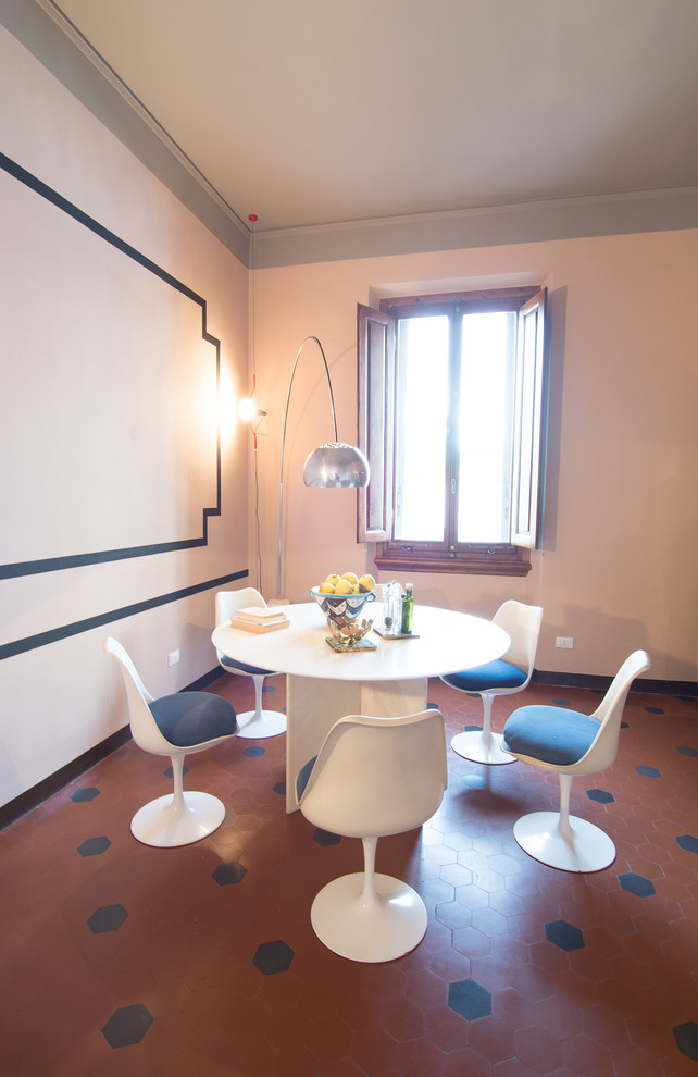 Свежая идея для дизайна: маленькая парадная, изолированная гостиная комната в стиле неоклассика (современная классика) с розовыми стенами и полом из терракотовой плитки без камина, телевизора для на участке и в саду - отличное фото интерьера