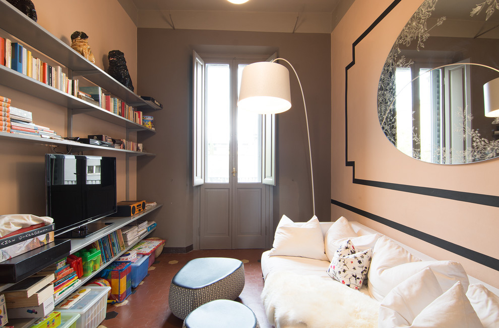 Idéer för ett litet klassiskt separat vardagsrum, med ett bibliotek, rosa väggar, klinkergolv i terrakotta och en fristående TV