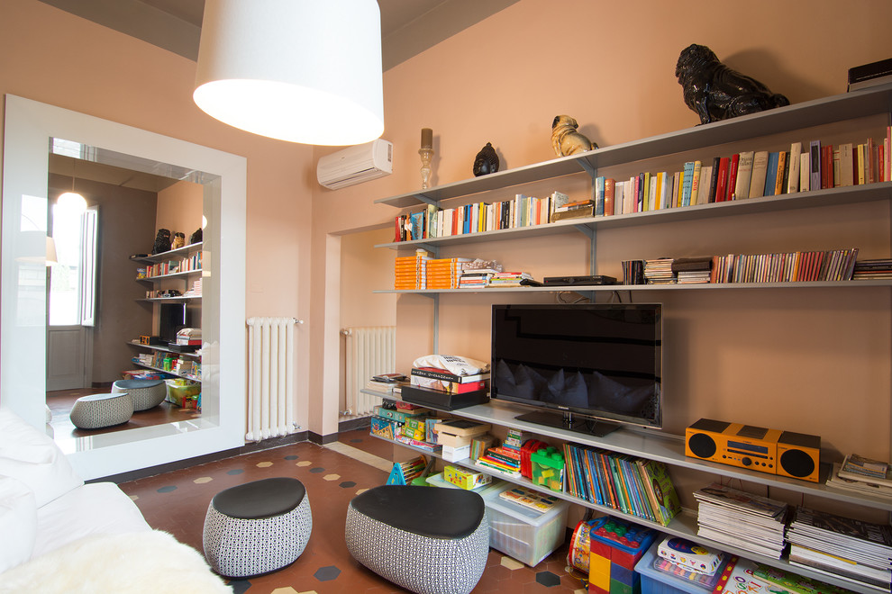 Inspiration pour un petit salon traditionnel fermé avec une bibliothèque ou un coin lecture, un mur rose, tomettes au sol et un téléviseur indépendant.